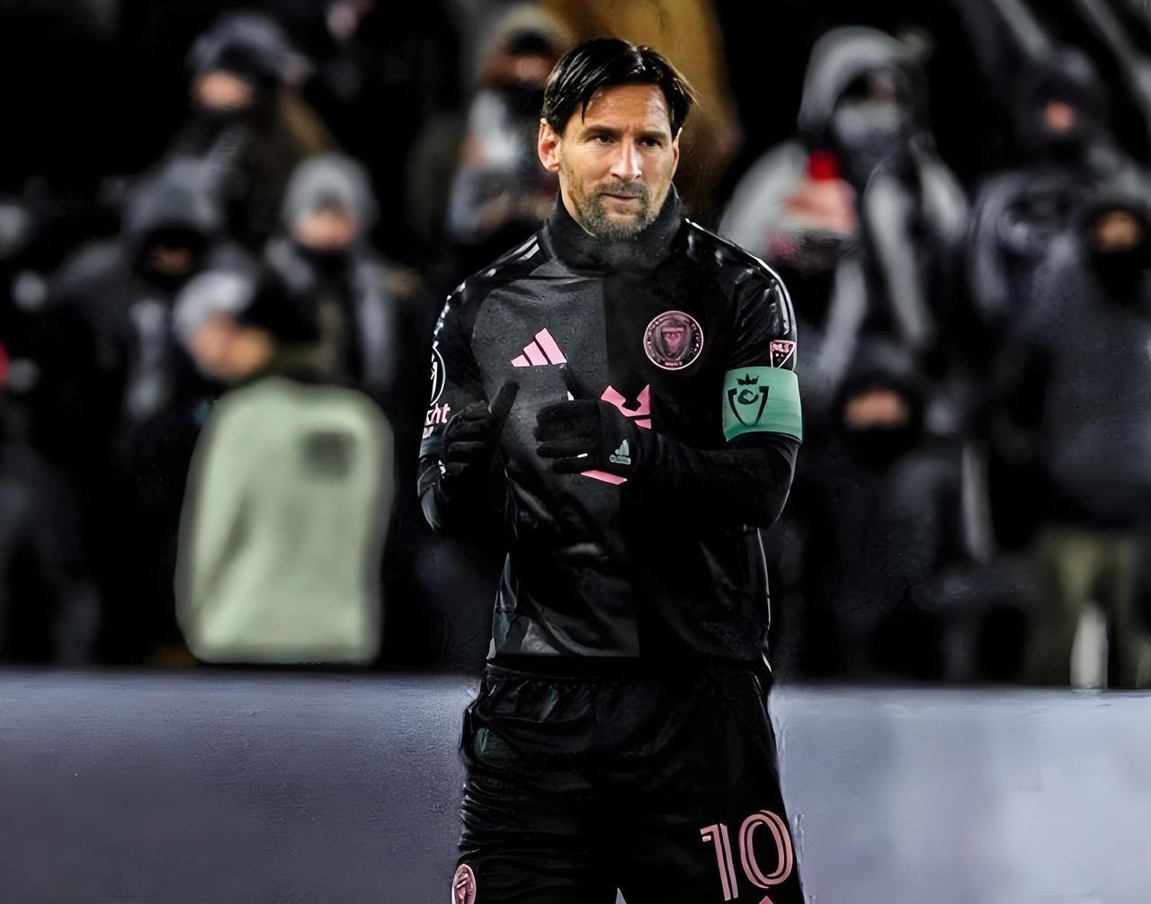 九游官网-锐不可当首场状态出色，加拿大队观众沸腾！，梅西重返赛场再创辉煌时刻