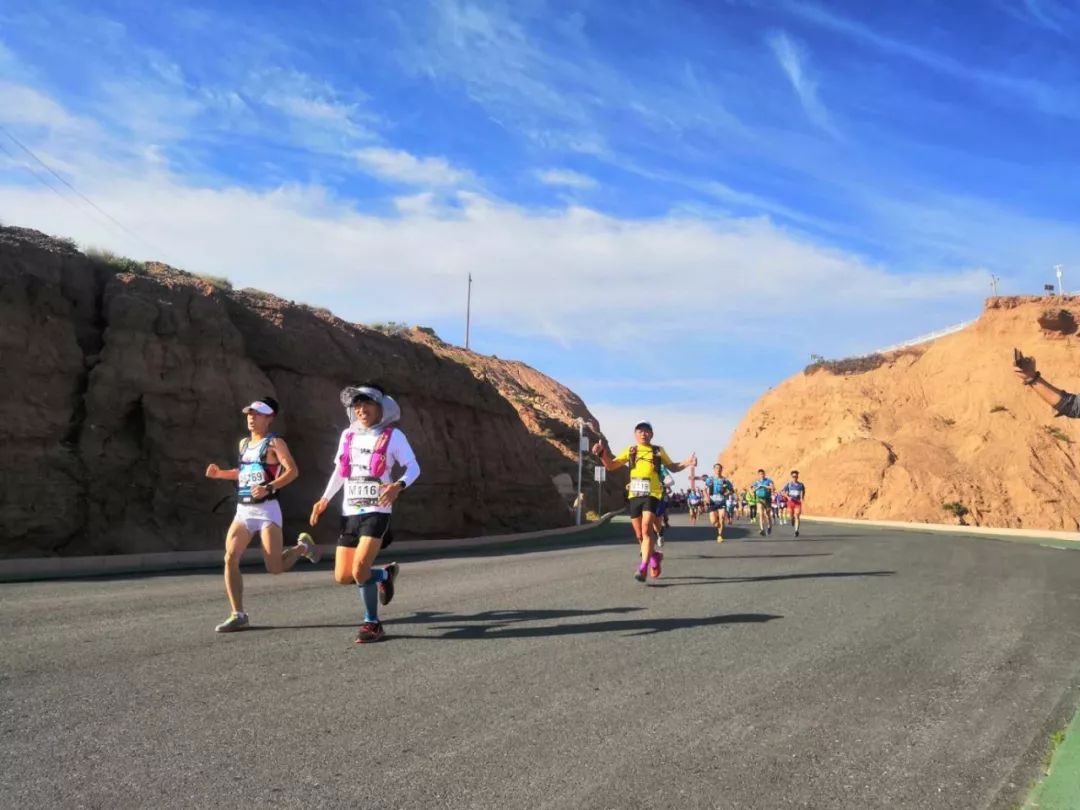 马拉松友谊赛掀起高潮,东城巨龙队大胜渝州迅豹队,战至最后一刻——韧性与执行并存 马拉松友谊赛掀起高潮,东城巨龙队大胜渝州迅豹队,战至最后一刻——韧性与执行并存