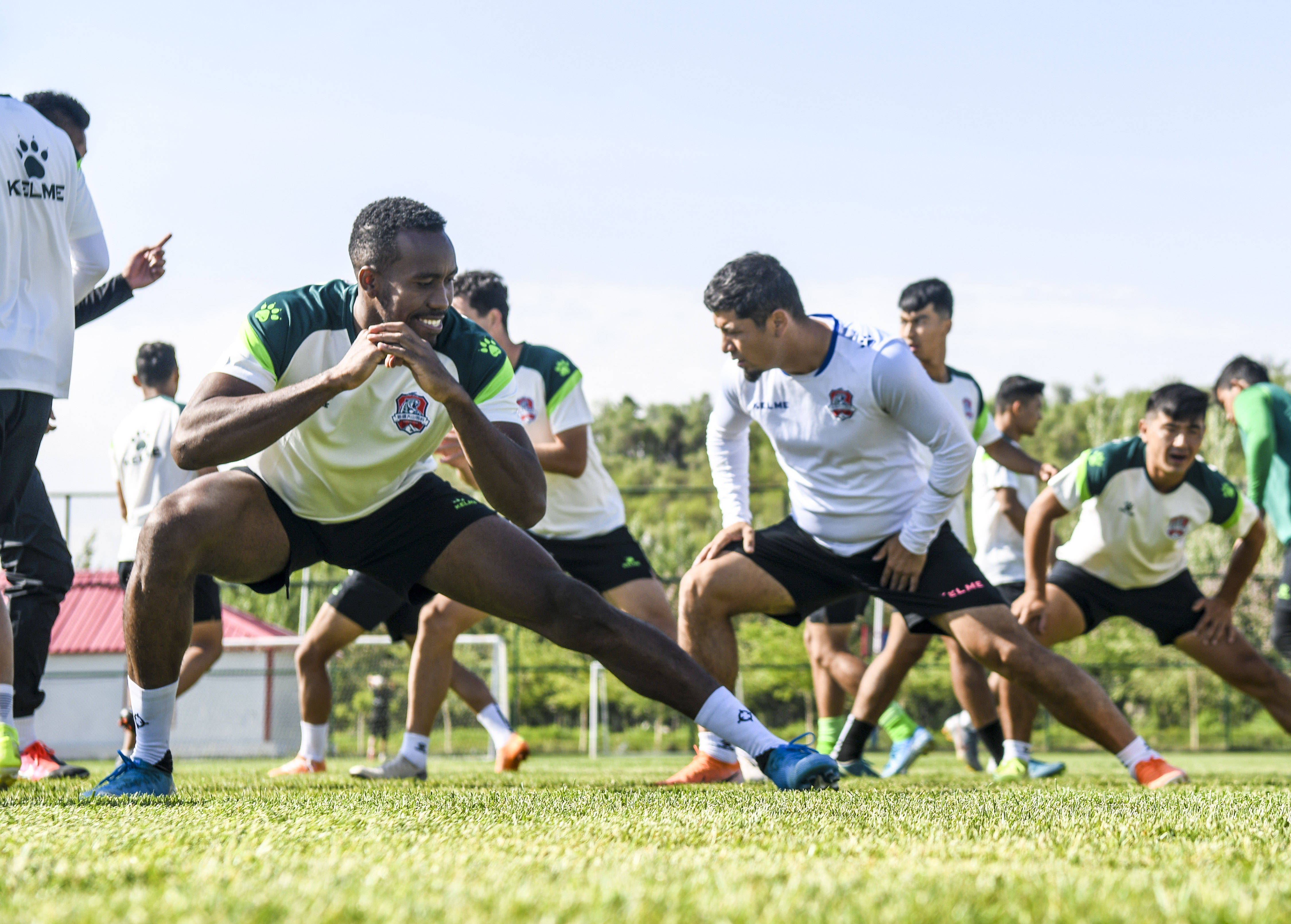九游网页版入口-塞外暴熊队对阵东城雪豹队，F1杯赛失利，内线统治篮板——年轻人站出来了