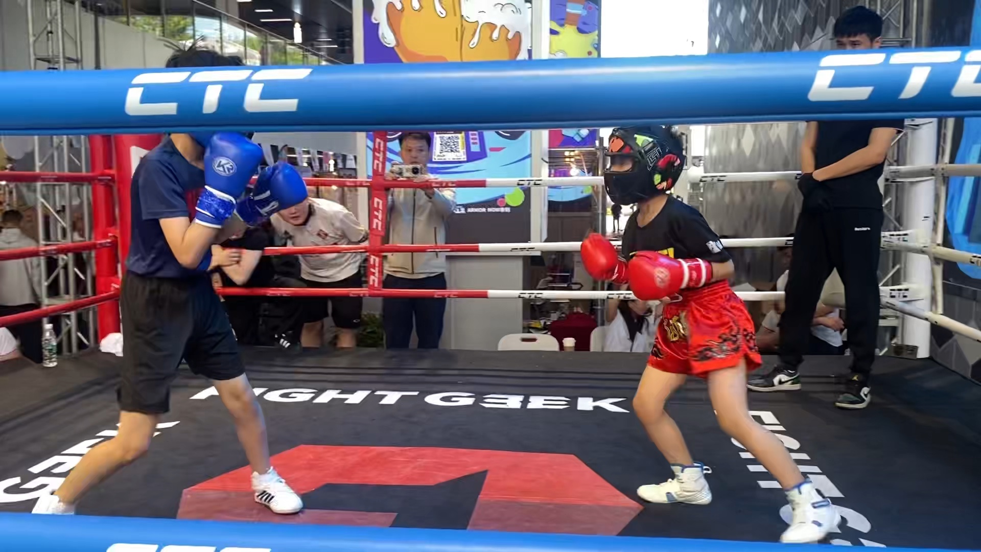 拳击锦标赛上演强强对话，东海犀牛队鏖战北城飞鹰队，多点开花奏效；二次进攻频频奏效