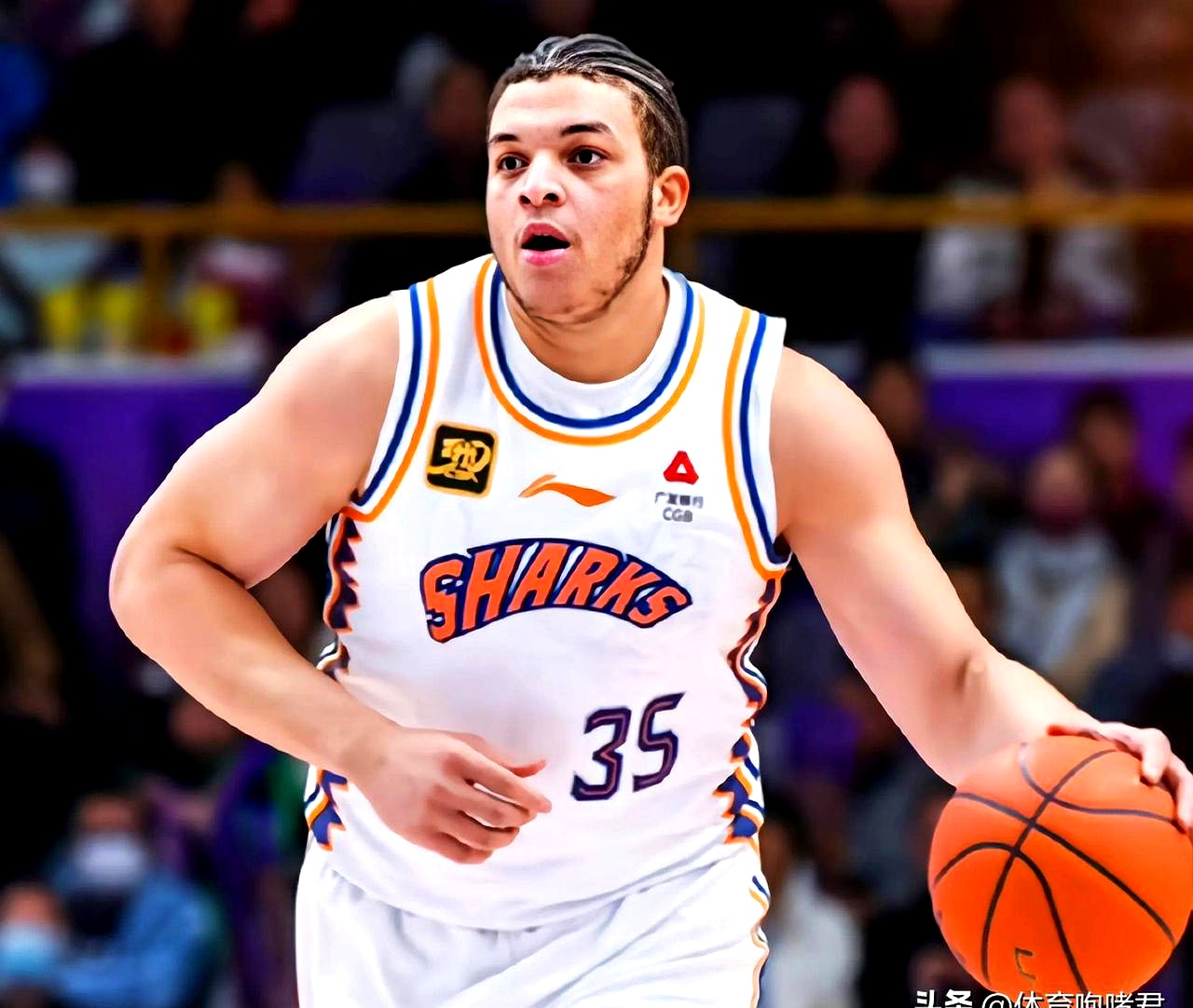 冲浪常规赛上演强强对话，燕赵犀牛队读秒扳平塞北飞鹰队，团队配合流畅；防守强度拉满